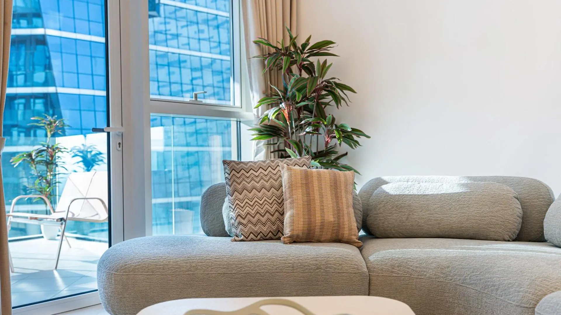 Luxury 1 Bedroom Apartment In Urban Oasis By Missoni Dubaj